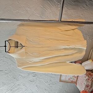 Alfred Dunner petite zip-up cream sweater. Size XL petite.
